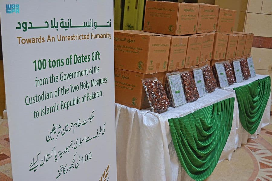 مركز الملك سلمان للإغاثة يسلم 100 طن من التمور هدية المملكة لباكستان