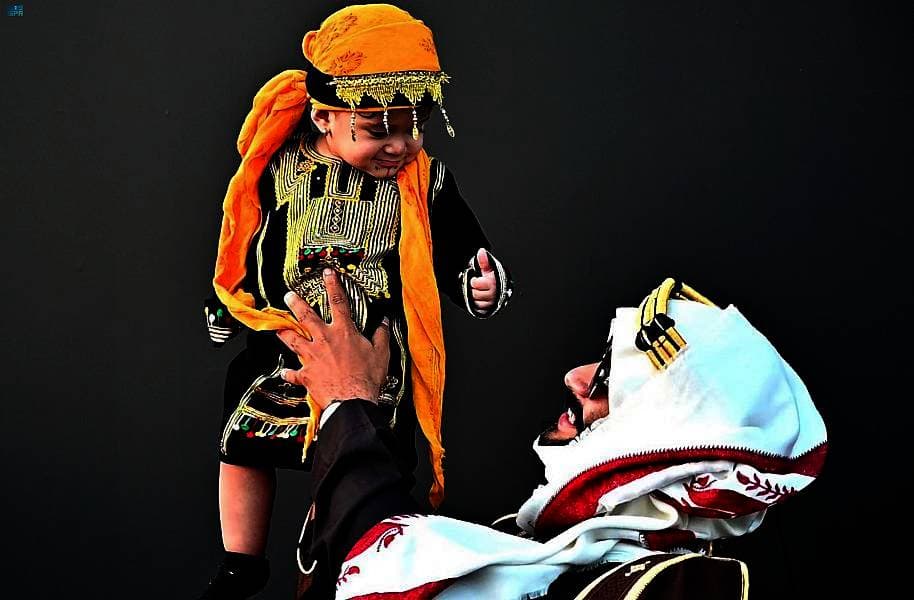 ما يميز الزي التقليدي السعودي زخرفته وألوانه.