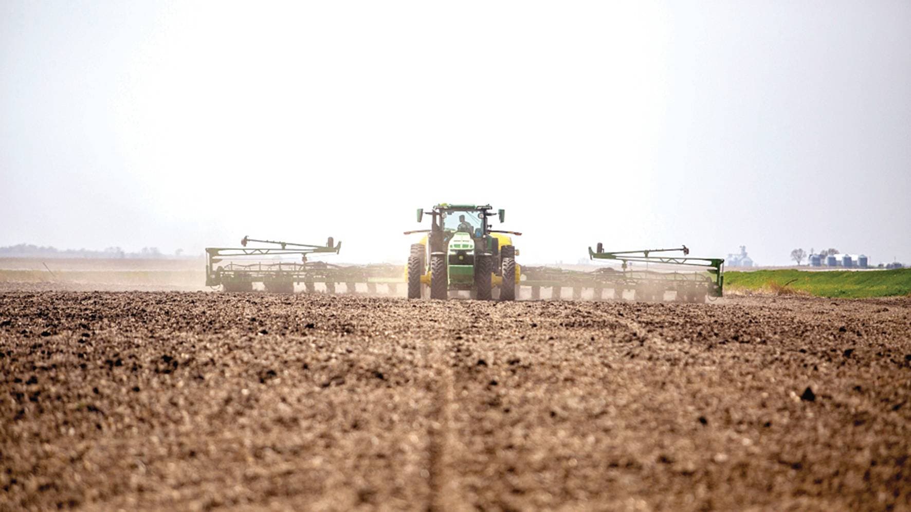 مخاوف من أن تؤدي القفزة في تكاليف استيراد القمح إلى ارتفاع الأسعار المحلية للأغذية.