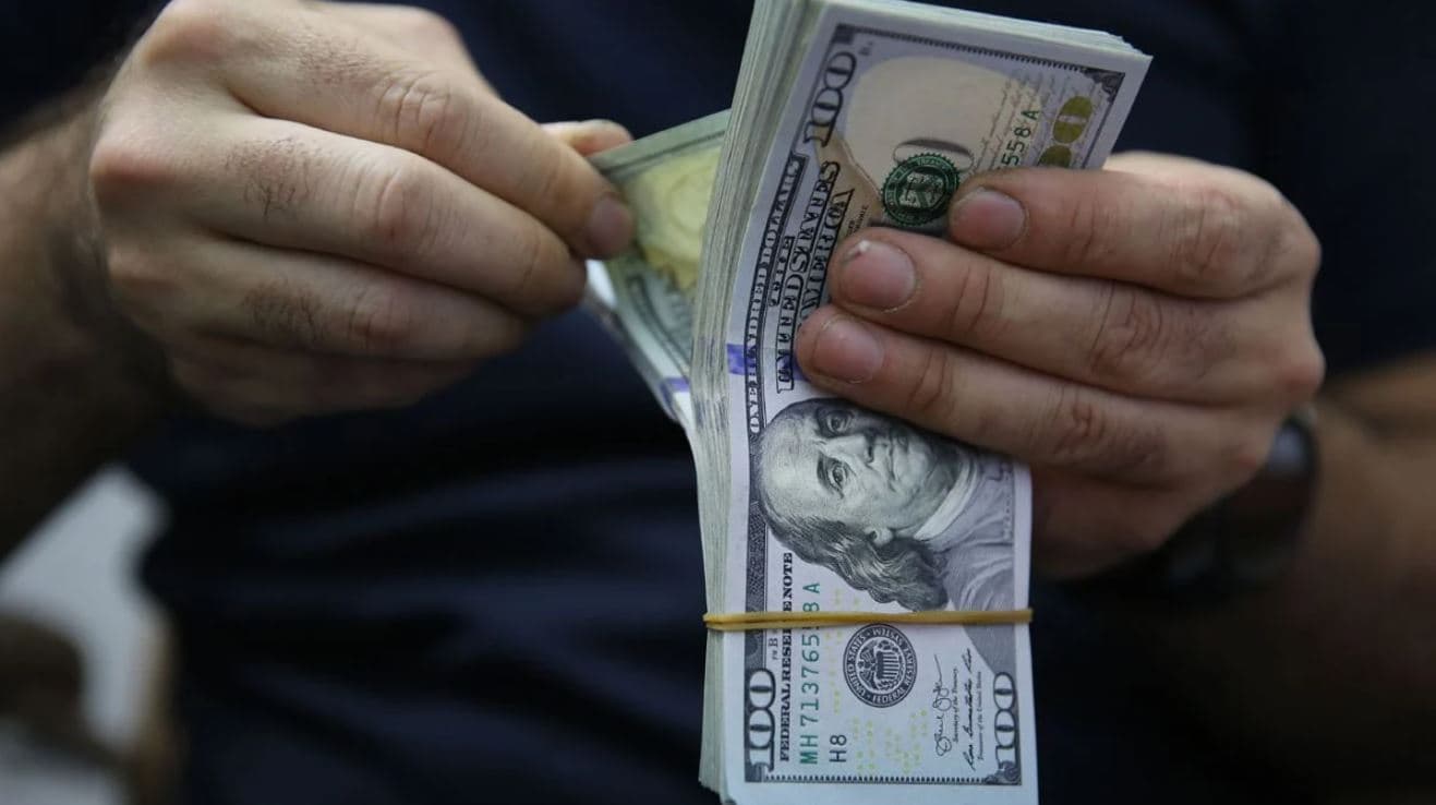 الدولار يرتفع إلى أعلى مستوى خلال عامين