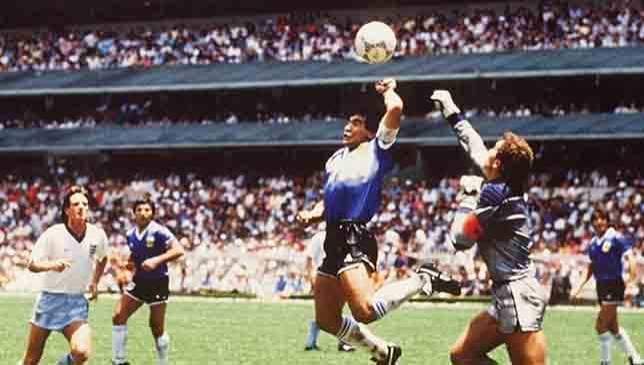 مارادونا عندما سجل هدفه الشهير "باليد" في إنجلترا في كأس العالم 1986.