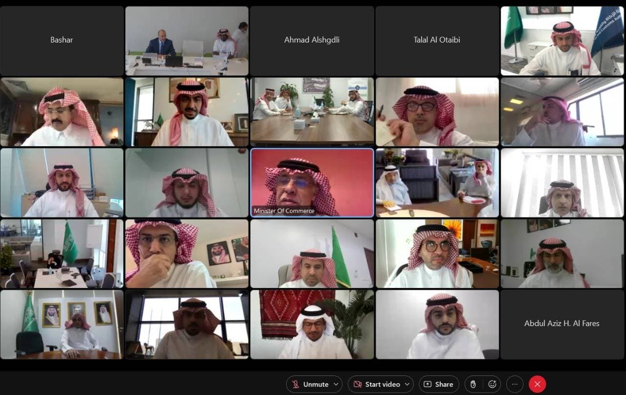 جانب من اجتماع وزير التجارة مع الجهات الحكومية والشركات.