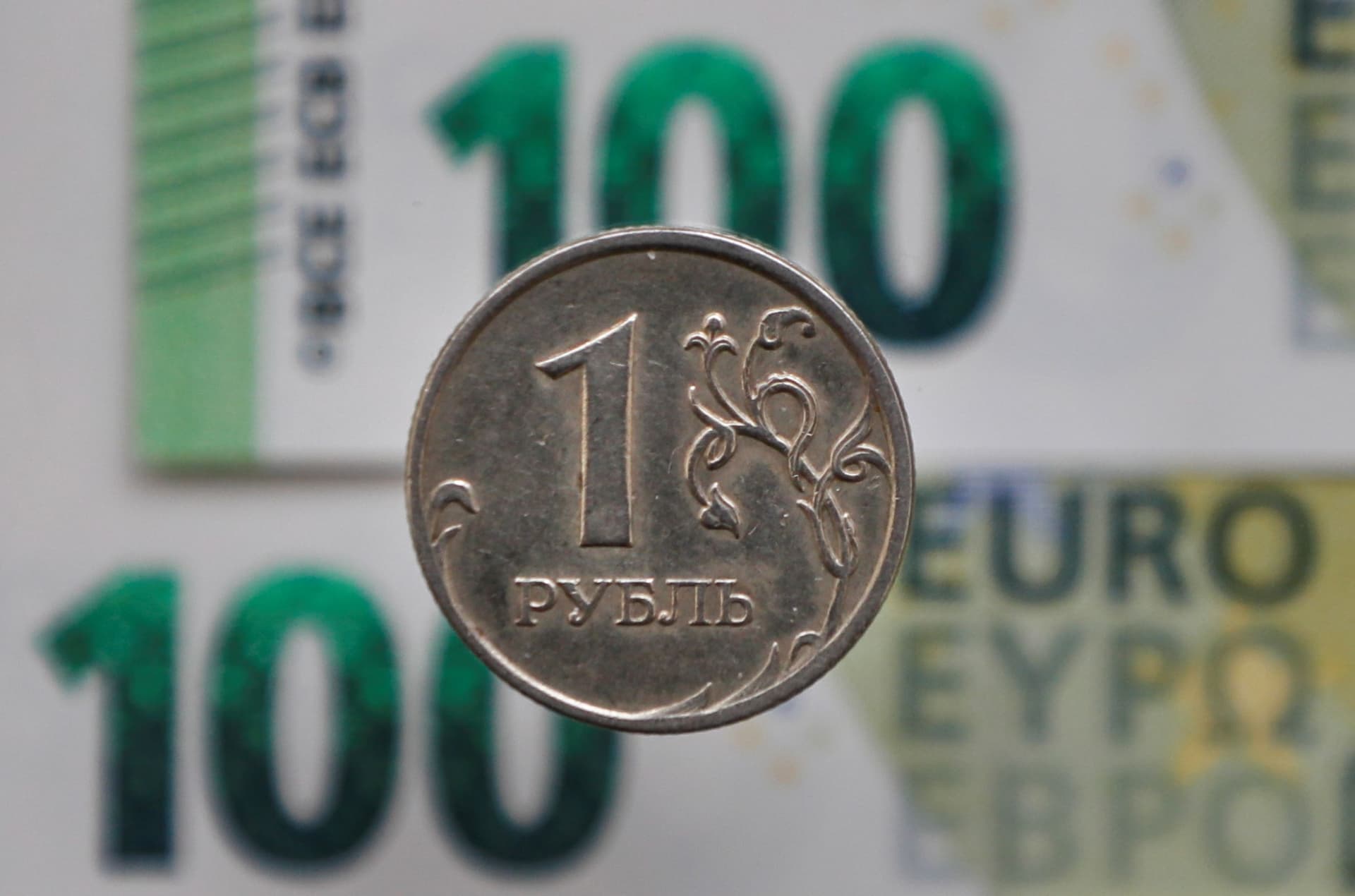 خطوة مفاجئة.. مصرف روسيا المركزي يخفض الفائدة من 20 إلى 17 %