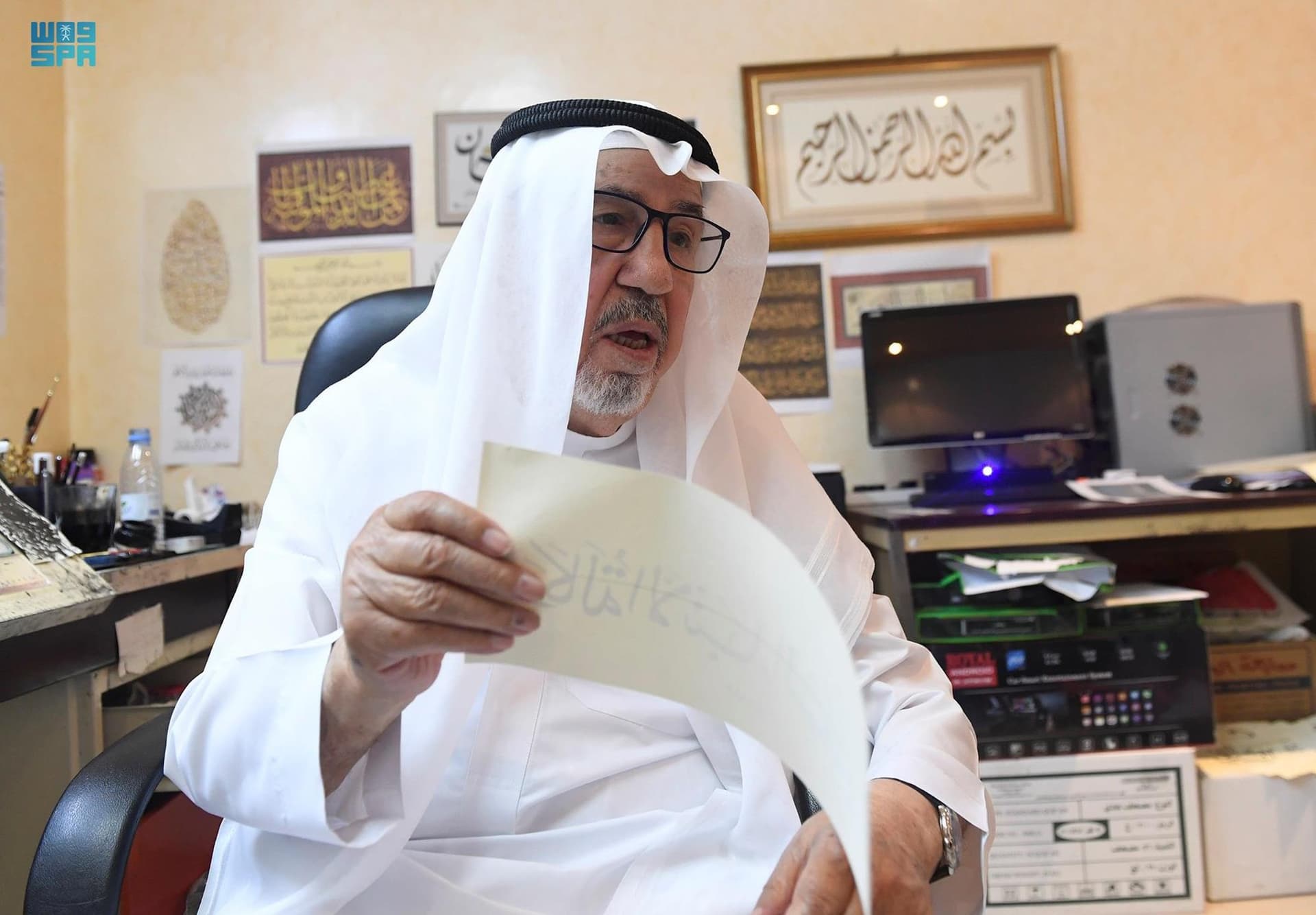 عثمان طه .. أنامل نثرت تميزها في كتابة المصحف الشريف لأكثر من 30 عاما