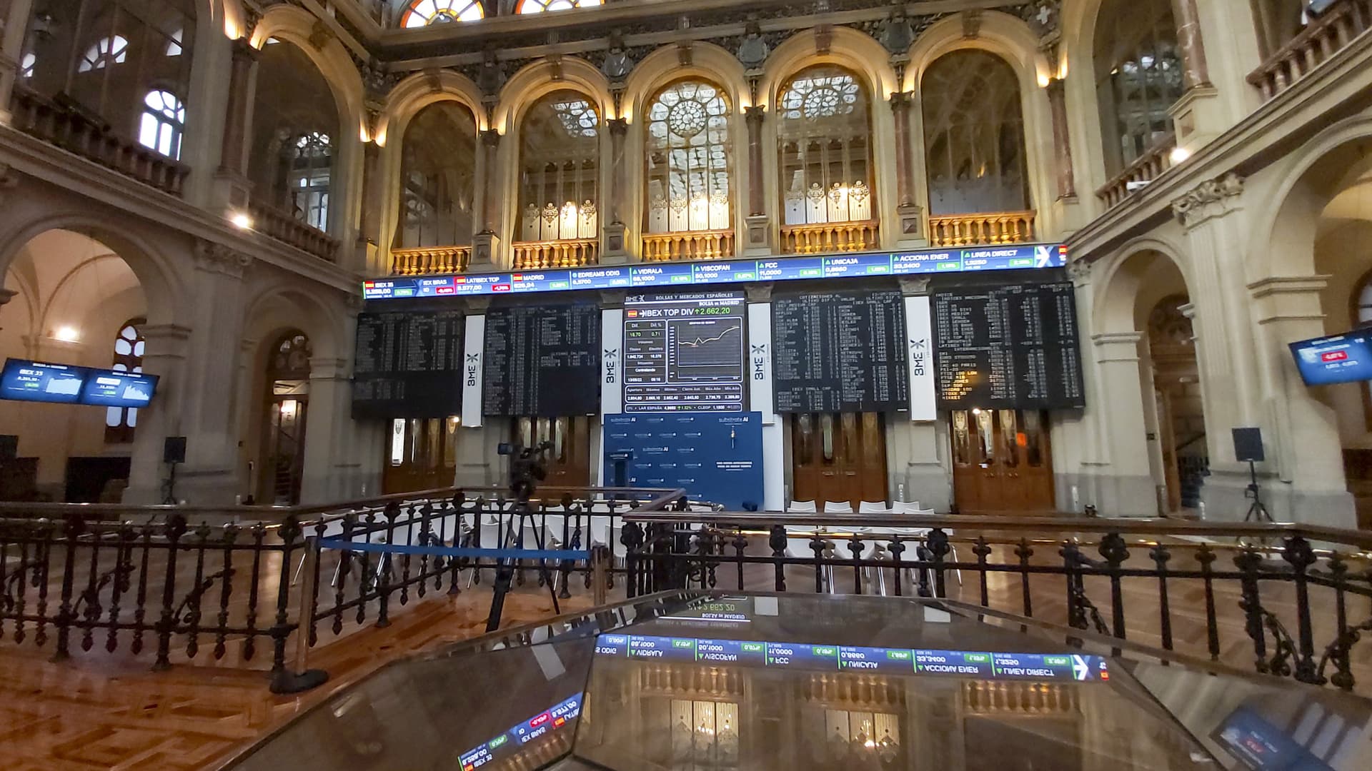 الأسهم الأوروبية ترتفع في نهاية أسبوع متقلب