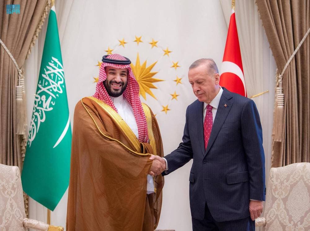ولي العهد مصافحا الرئيس التركي خلال استقباله له أمس في أنقرة.