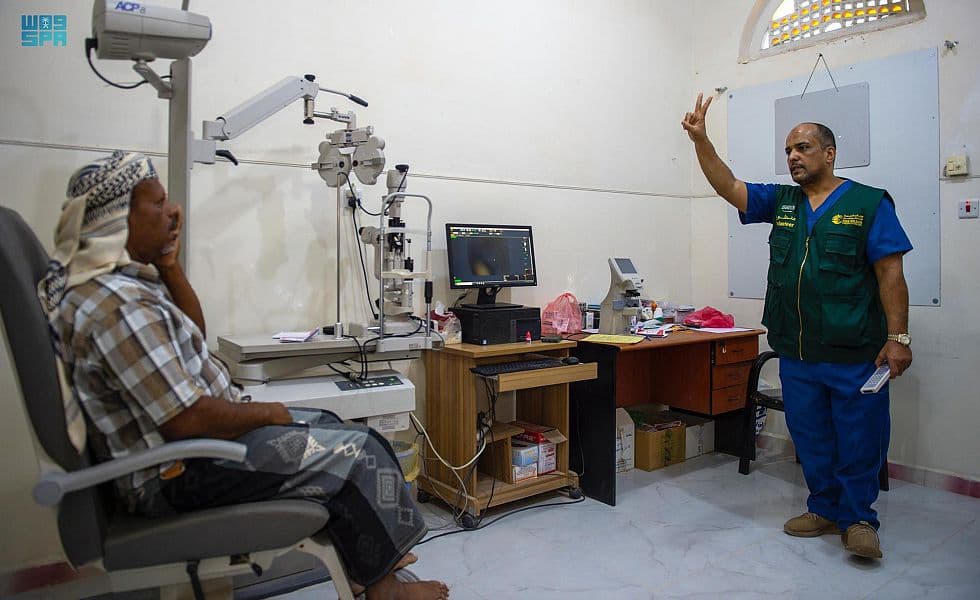 مركز الملك سلمان للإغاثة يدشن مشروع مكافحة العمى في سيئون