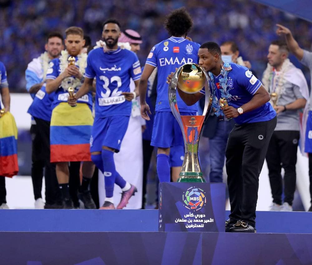 إيجالو لحظة تتويج الهلال. تصوير: علي الظاهري ـ "الاقتصادية"