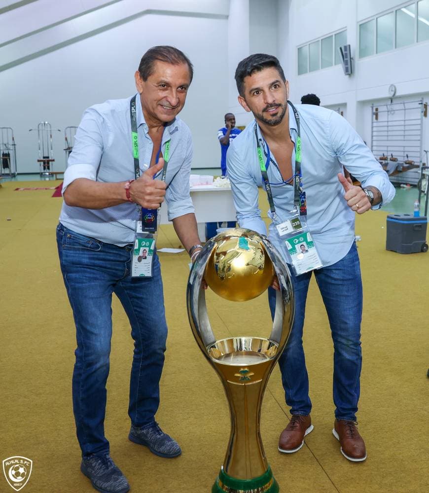 دياز مع ابنه إيميليانو بعد التتويج بالكأس. (مركز الهلال الإعلامي)