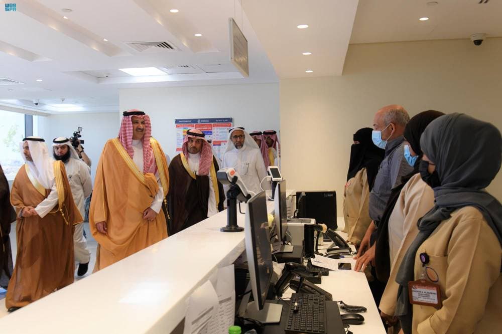 الأمير فيصل بن سلمان خلال زيارته لمستشفى المواساة الرقمي.