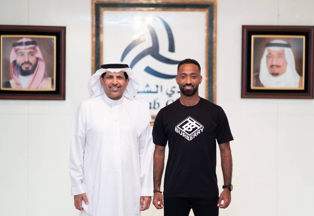 أحمد جابر بعد توقيعه للشباب. «مركز الشباب الإعلامي»