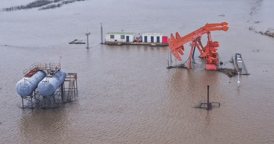 أسعار النفط ترتفع من أدنى مستوياتها منذ أشهر بسبب مخاوف بالمعروض