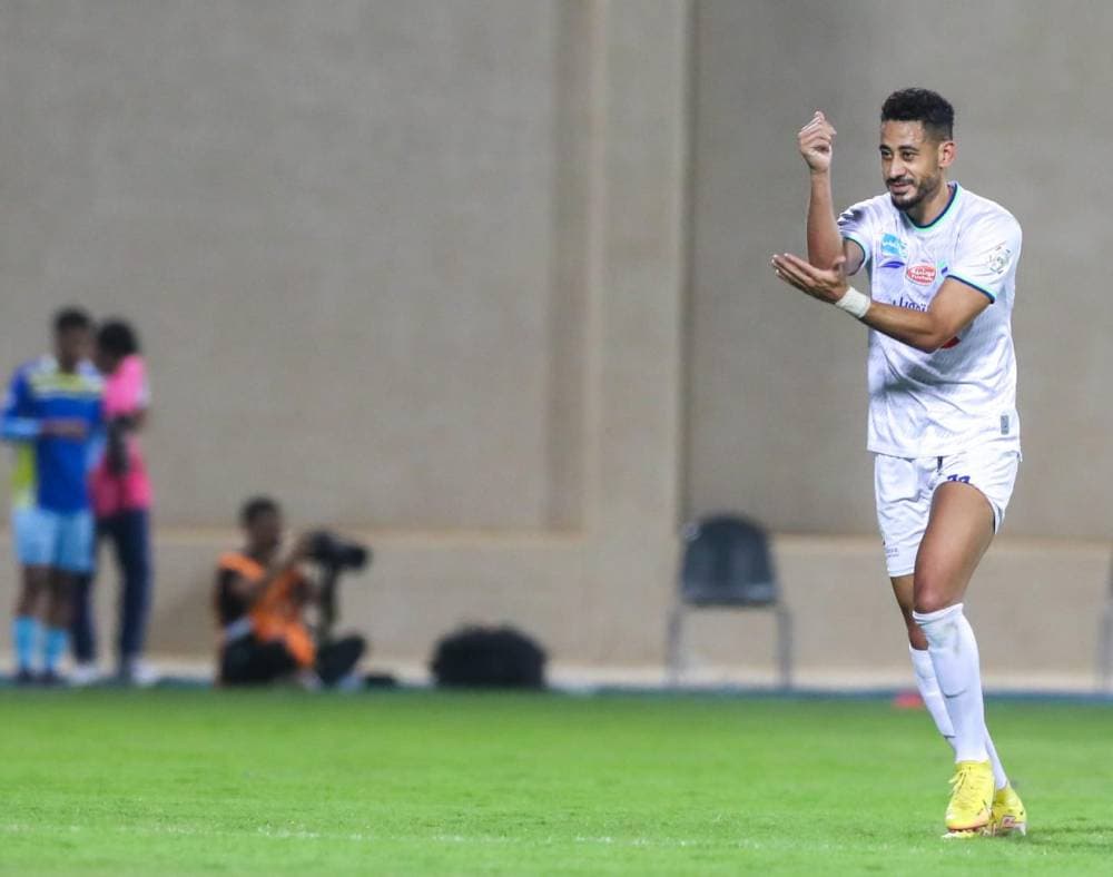 مراد باتنا محتفلا بهدفه الثاني. تصوير: سعد العنزي ـ "الاقتصادية"
