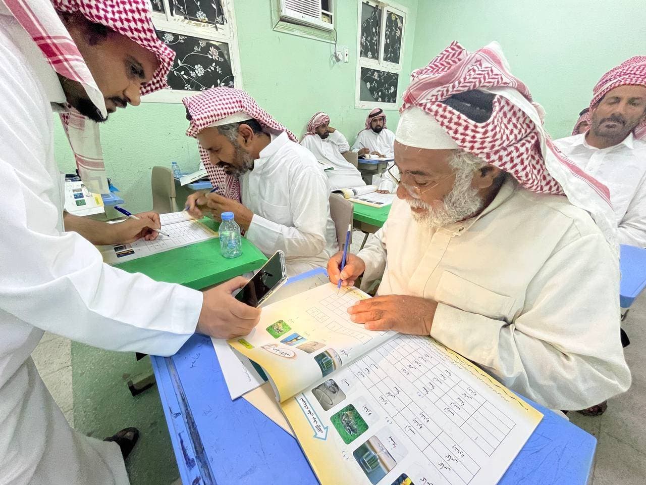 تطوير مناهج التعليم لتواكب المرحلة الدراسية لكبار السن