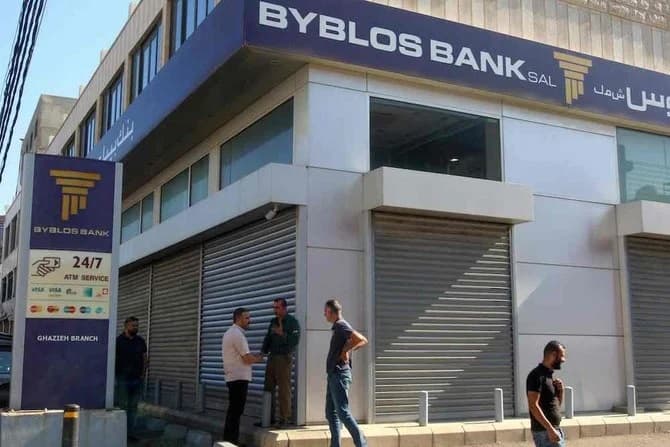الليرة اللبنانية في أدنى مستوياتها مقابل الدولار وسط إقفال المصارف