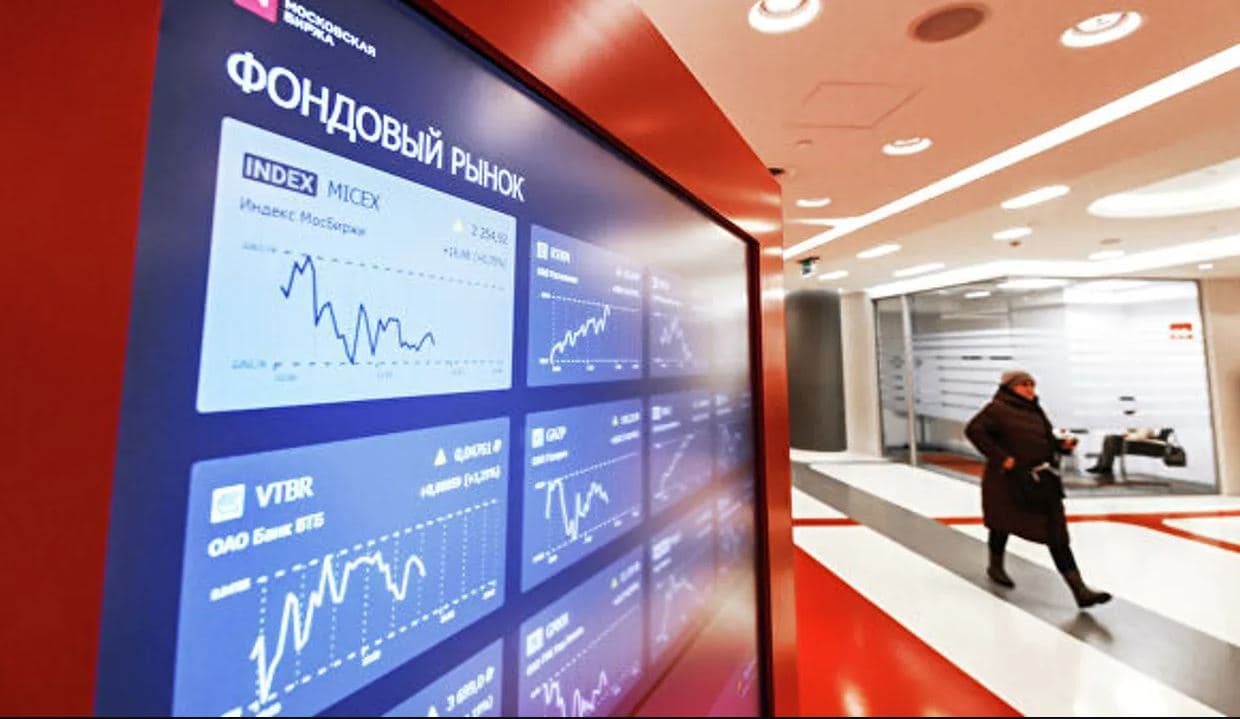 بورصة موسكو تتراجع 10 % .. أدنى مستوى منذ بدء أزمة أوكرانيا
