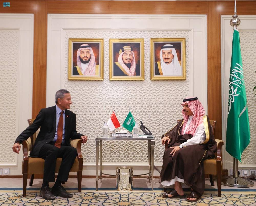وزير الخارجية مستقبلا نظيره السنغافوري أمس في الرياض. "واس"