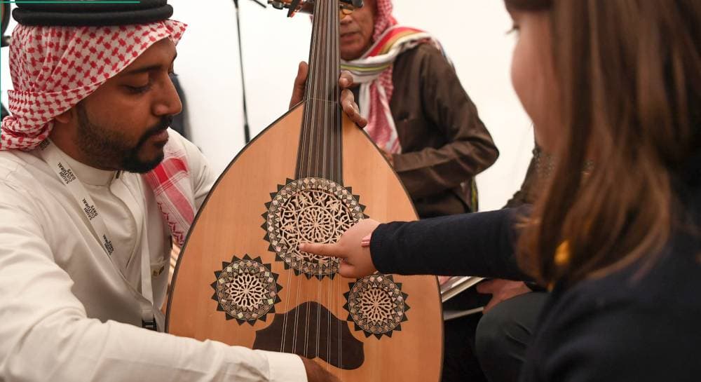 تعتمد الأكاديمية على المزج بين التعليم الذاتي والمباشر.