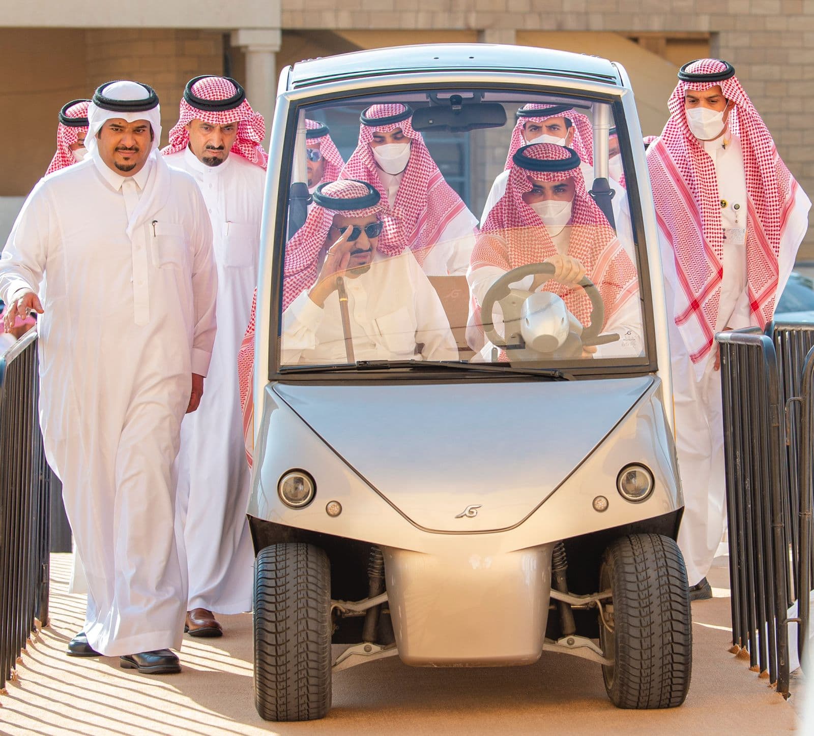 خادم الحرمين يزور مقر إمارة منطقة الرياض وقصر المصمك