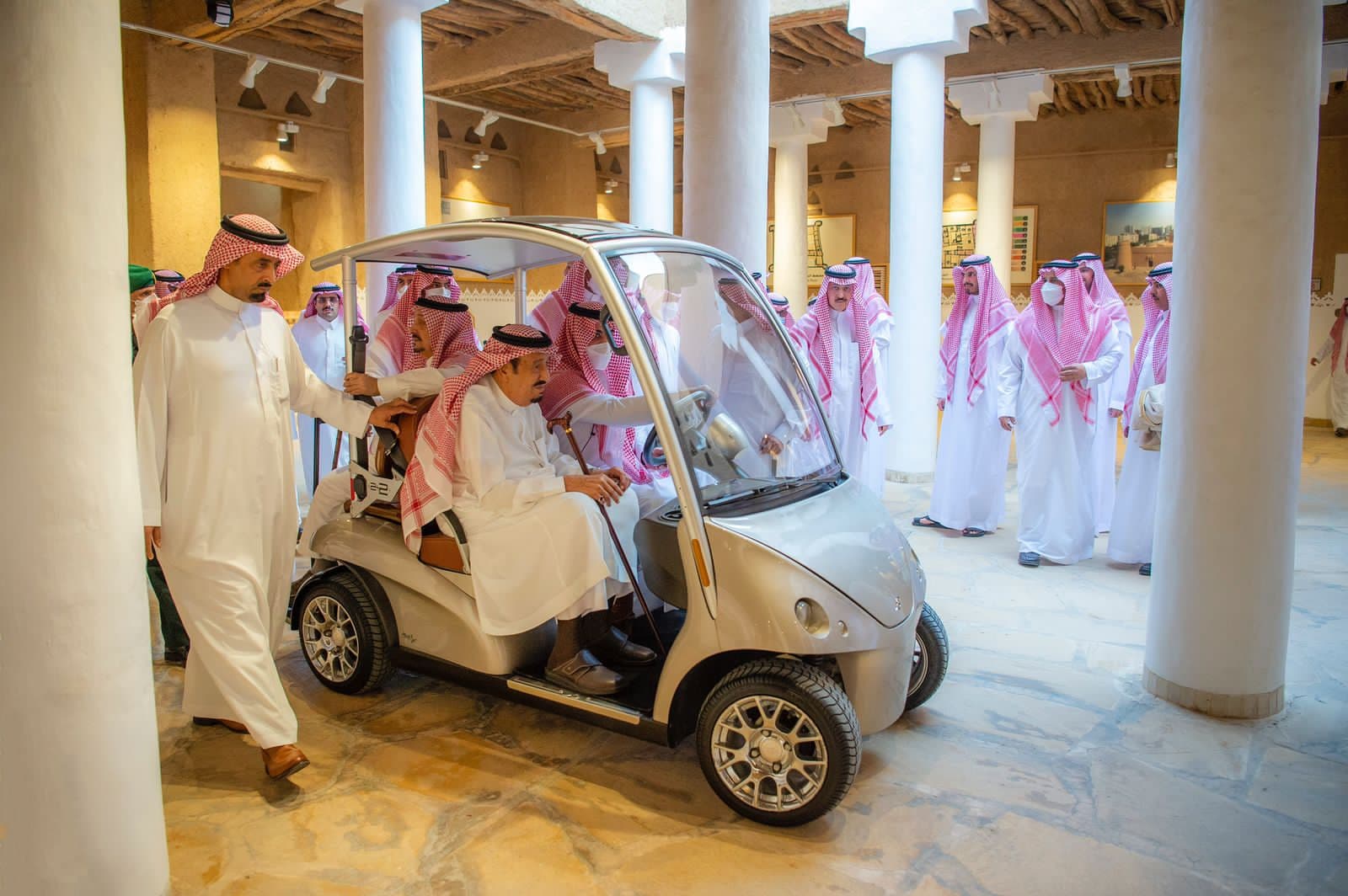 خادم الحرمين يزور مقر إمارة منطقة الرياض وقصر المصمك