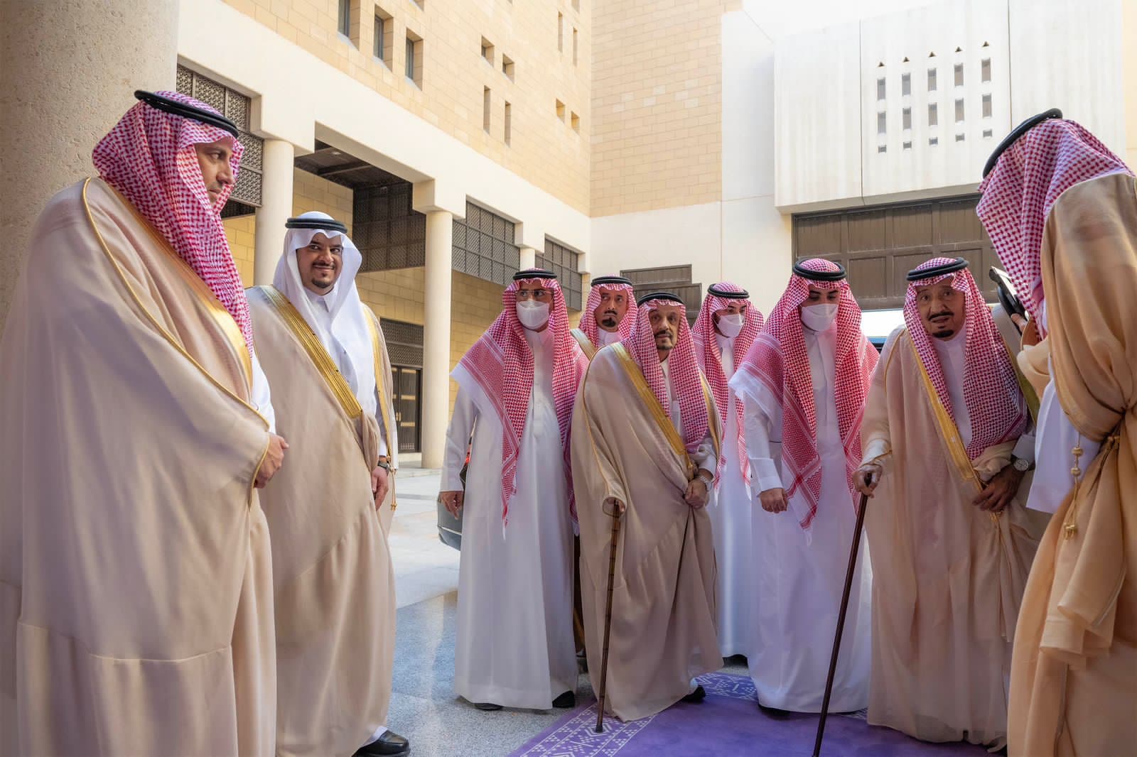 خادم الحرمين يزور مقر إمارة منطقة الرياض وقصر المصمك