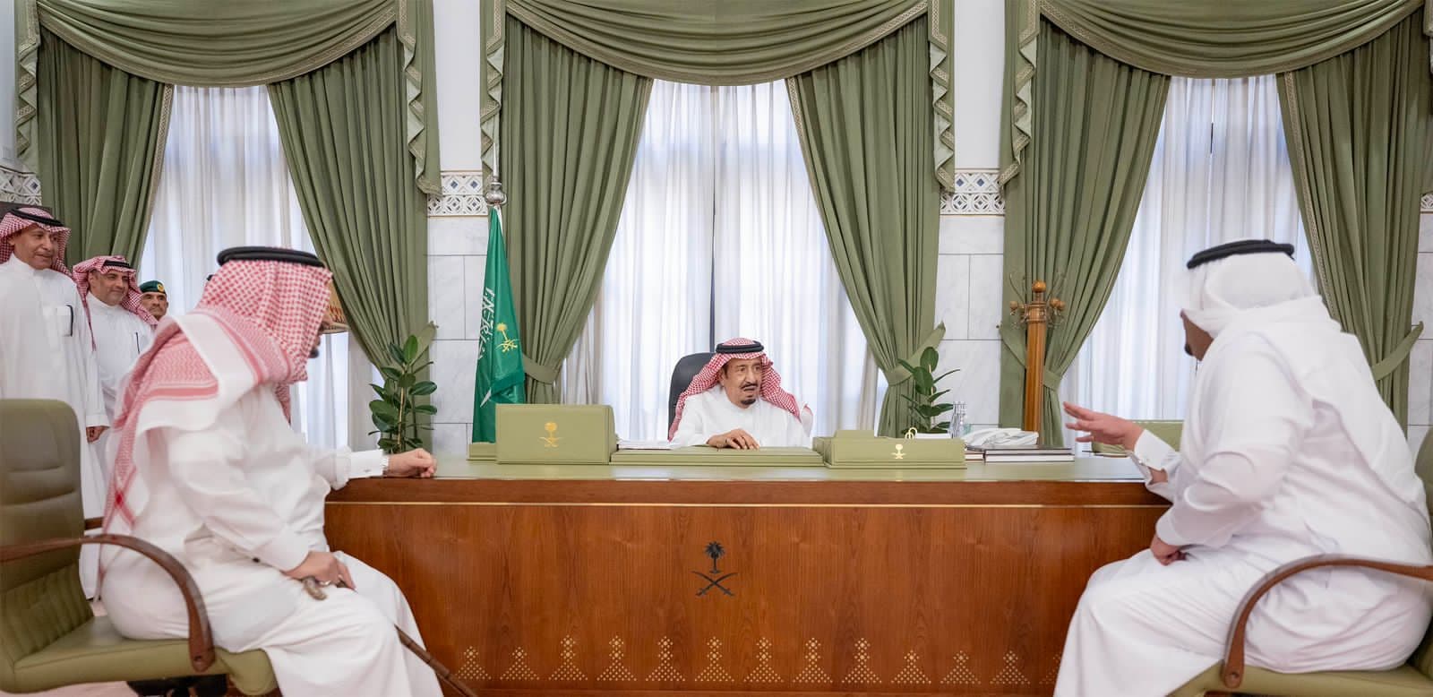 خادم الحرمين يزور مقر إمارة منطقة الرياض وقصر المصمك