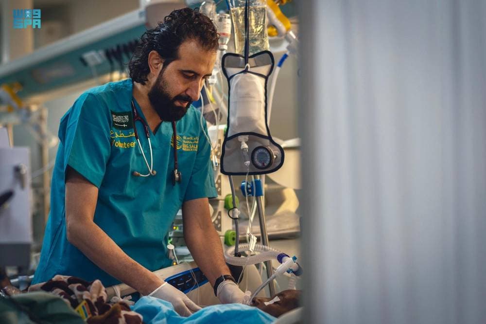 مريض يتلقى الرعاية في إطار البرنامج الطبي في موريتانيا.