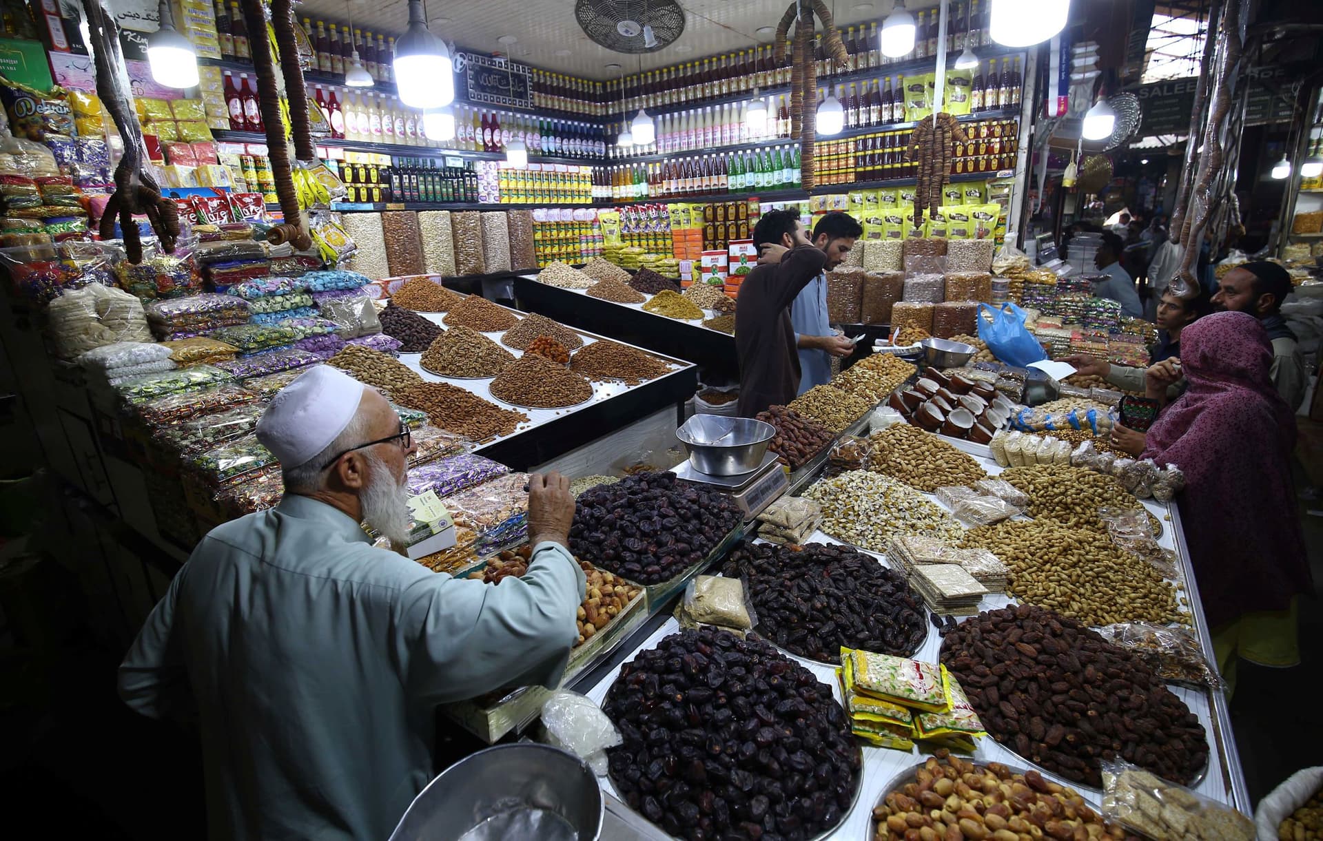 باكستان.. إقبال كبير على شراء الفواكه المجففة في الشتاء