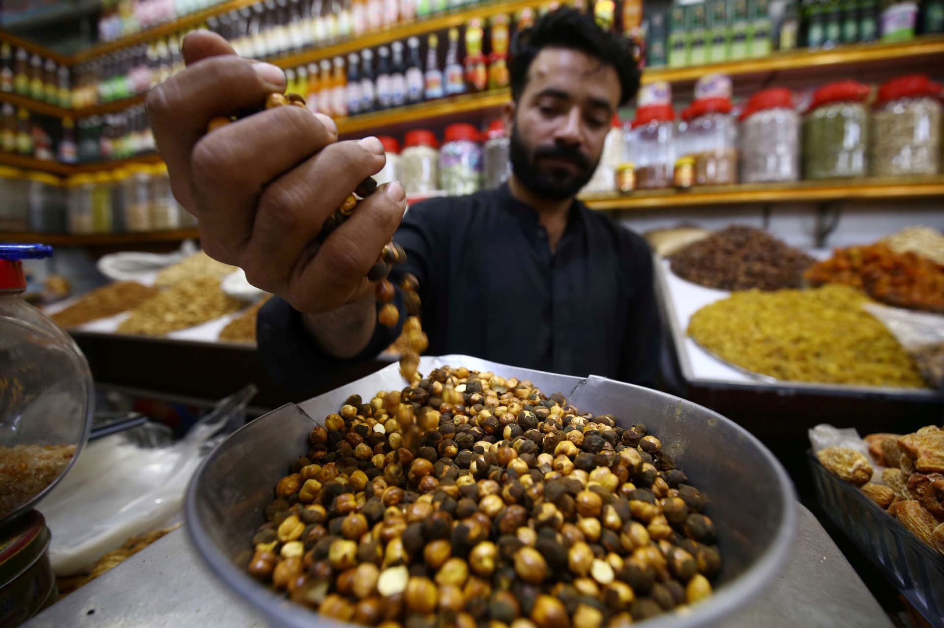 باكستان.. إقبال كبير على شراء الفواكه المجففة في الشتاء