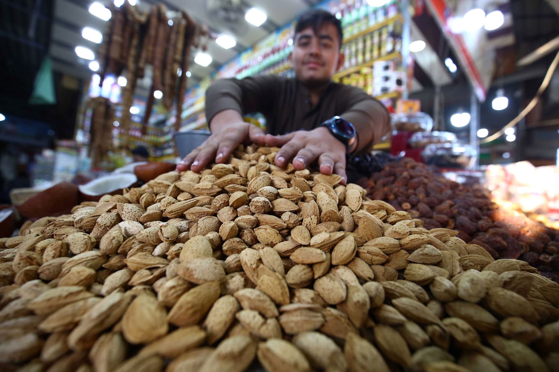 باكستان.. إقبال كبير على شراء الفواكه المجففة في الشتاء