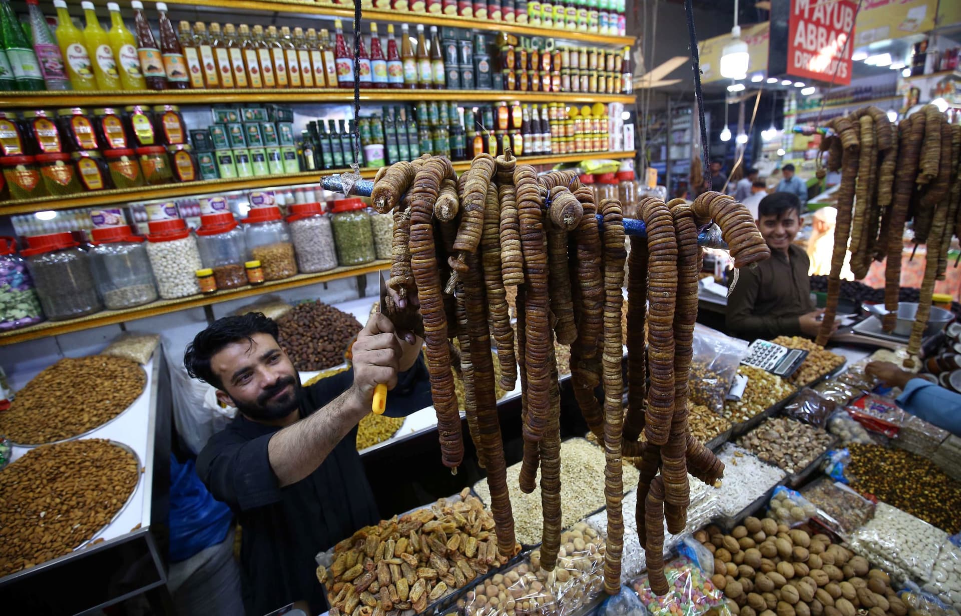 باكستان.. إقبال كبير على شراء الفواكه المجففة في الشتاء