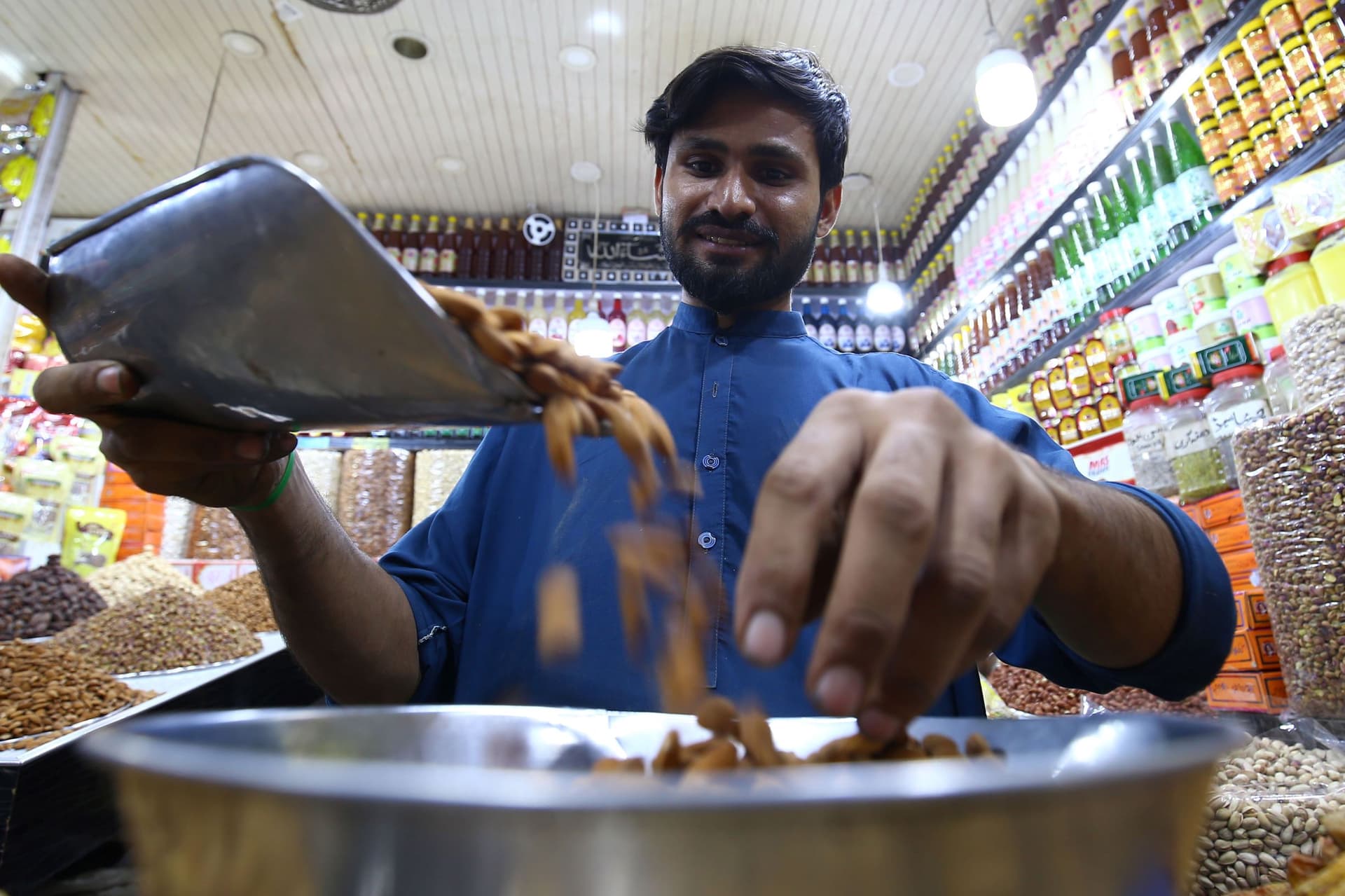 باكستان.. إقبال كبير على شراء الفواكه المجففة في الشتاء