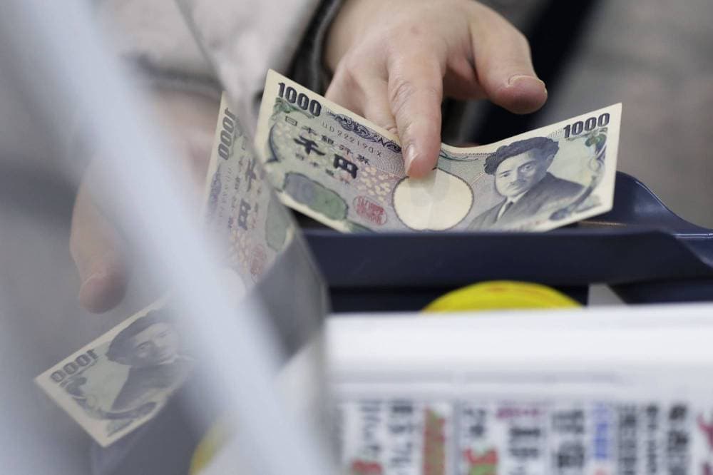 الين يقفز والدولار يستقر قبيل بيانات التضخم الأمريكية