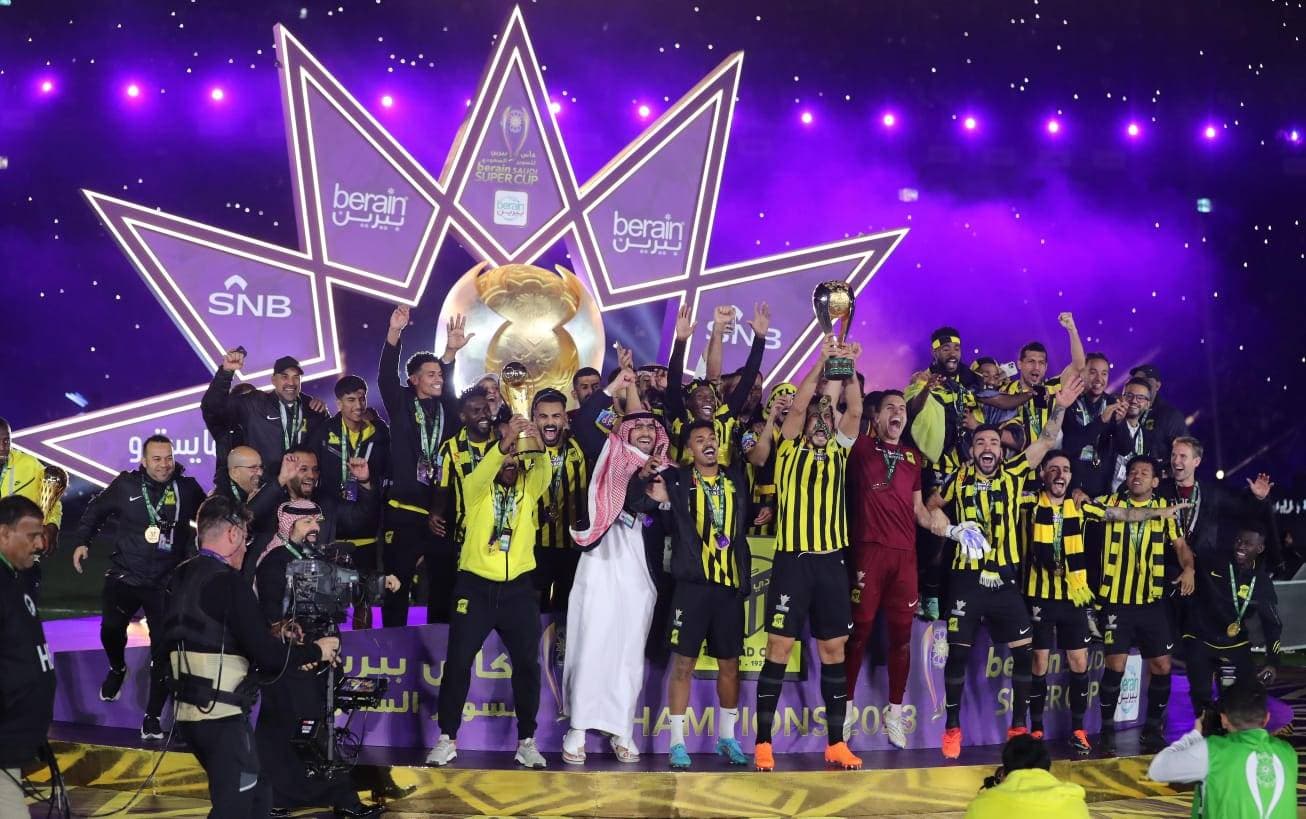 لاعبو الاتحاد لحظة تتويجهم بكأس السوبر. تصوير: سعد العنزي ـ "الاقتصادية"