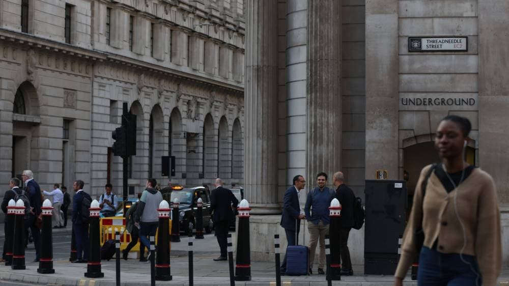 الحياة تبدأ في العودة لطبيعتها في فرنسا بعد تخفيف القيود المفروضة لاحتواء كورونا