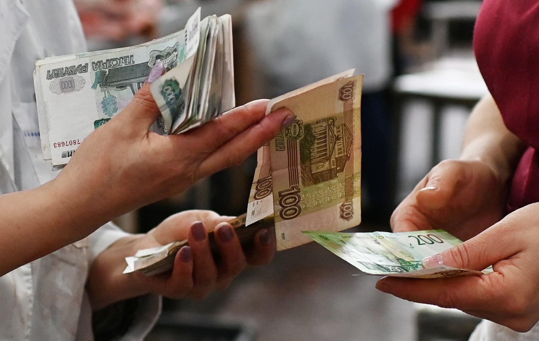 الروبل الروسي يرتفع في أول أيام العمل بالعام الجديد