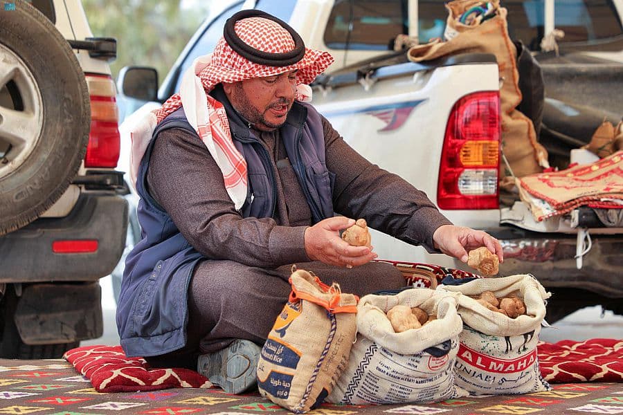 "الزبيدي والكمأ" يشعلان حركة الشراء في عرعر .. والأسعار تصل إلى 1100 ريال