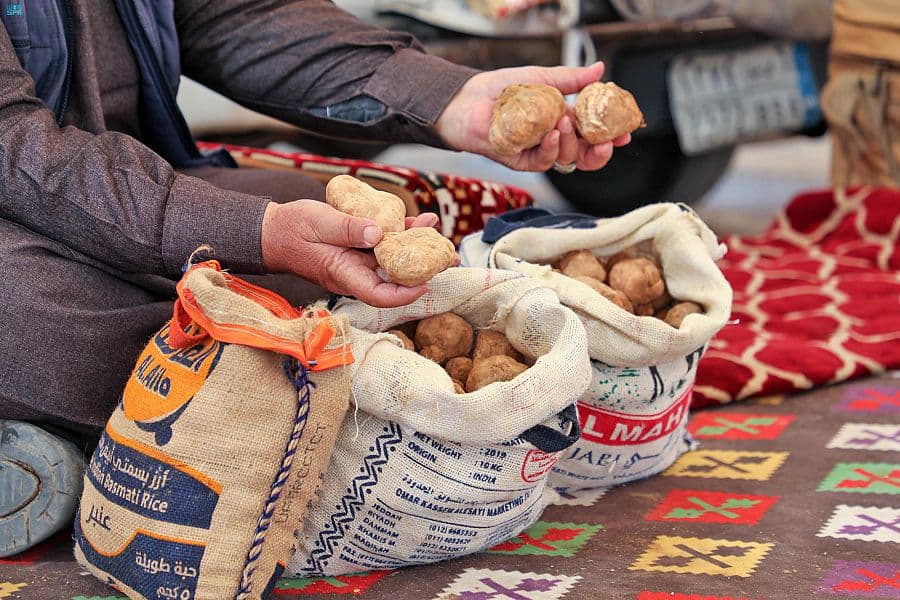 "الزبيدي والكمأ" يشعلان حركة الشراء في عرعر .. والأسعار تصل إلى 1100 ريال