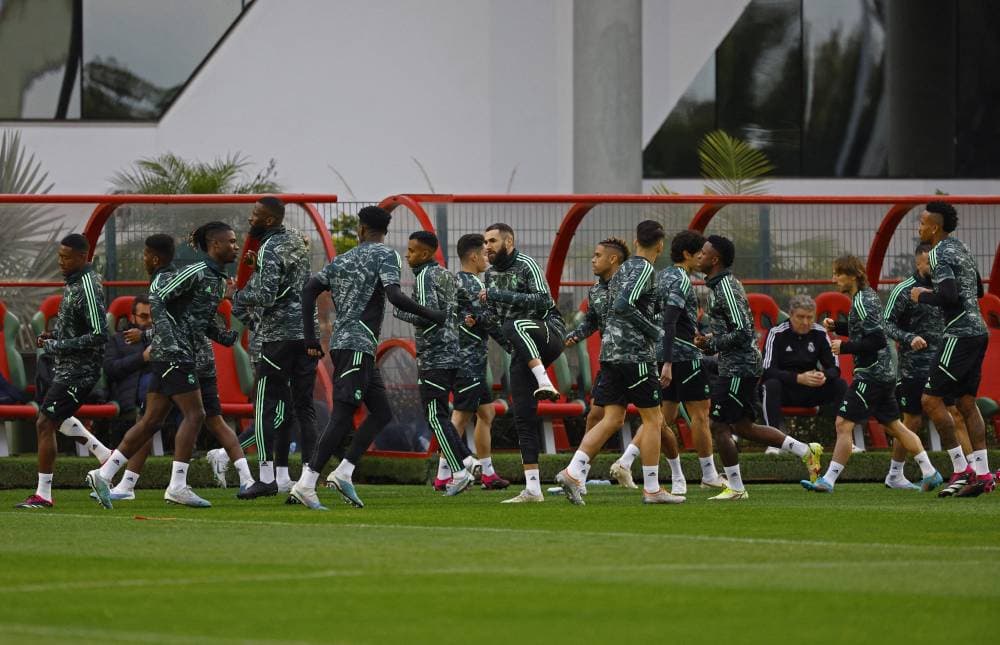 جانب من تدريبات ريال مدريد أمس بقيادة بنزيمة. رويترز