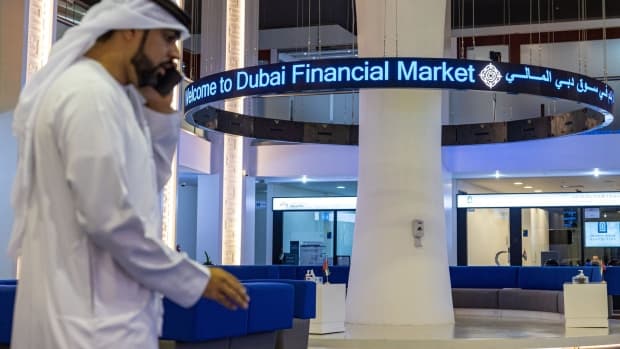 الأرباح الضعيفة للشركات تهبط بمعظم بورصات الخليج