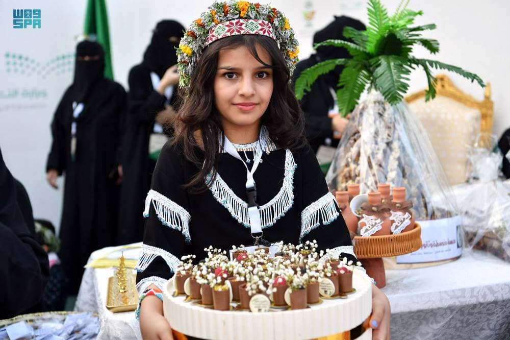 فعاليات مهرجان البن السعودي العاشر المقام حاليا في محافظة الدائر بني مالك تشهد تفاعلا كبيرا من قبل الأطفال وحزمة من البرامج المسرحية الهادفة . «واس»