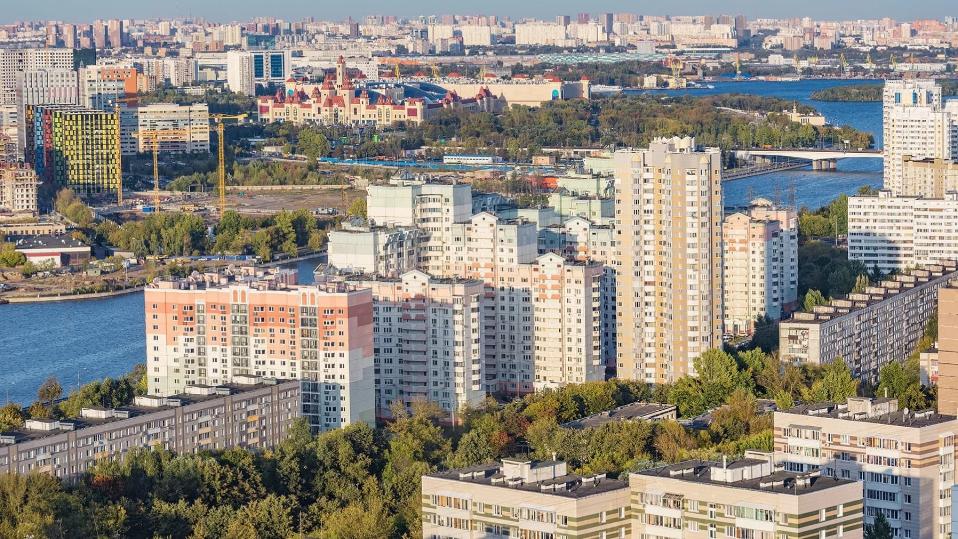 سوق العقارات في موسكو تتأقلم بحذر مع الواقع الجديد للاقتصاد الروسي