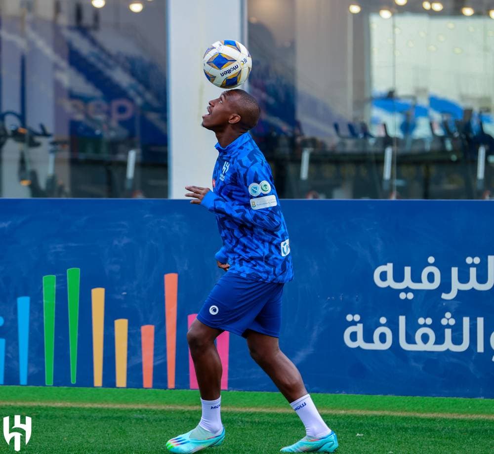 سعود يداعب الكرة في تدريب أمس. مركز الهلال الإعلامي