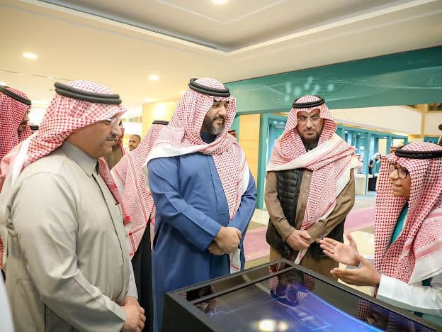 وزير التعليم يكرم الطلاب والطالبات الفائزين بجوائز دولية