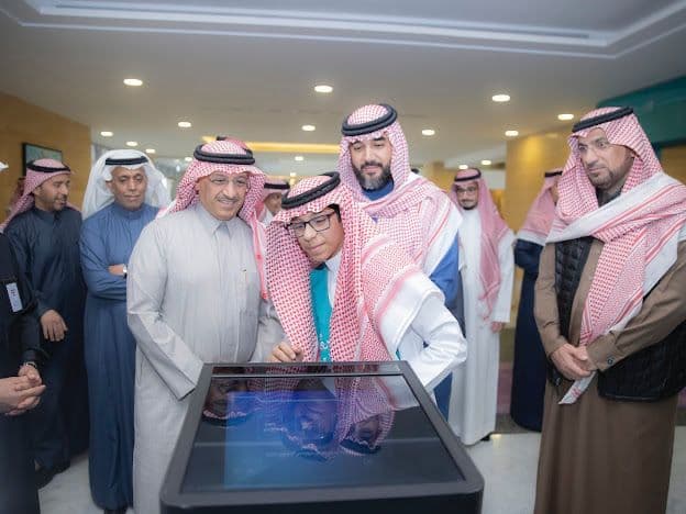وزير التعليم يكرم الطلاب والطالبات الفائزين بجوائز دولية