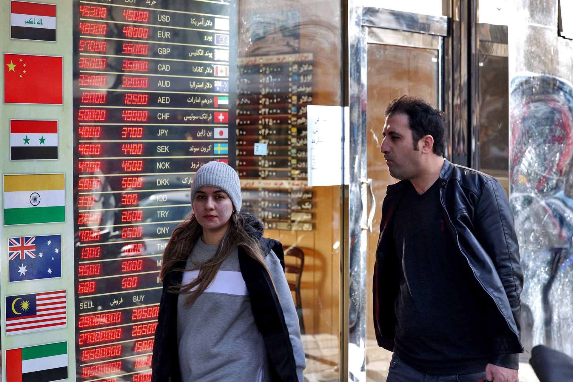 العقوبات الجديدة تفاقم هبوط العملة الإيرانية .. 530.5 ألف ريال مقابل اليورو