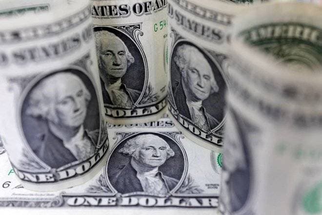الذهب يهبط مع صعود الدولار عقب محضر الفيدرالي