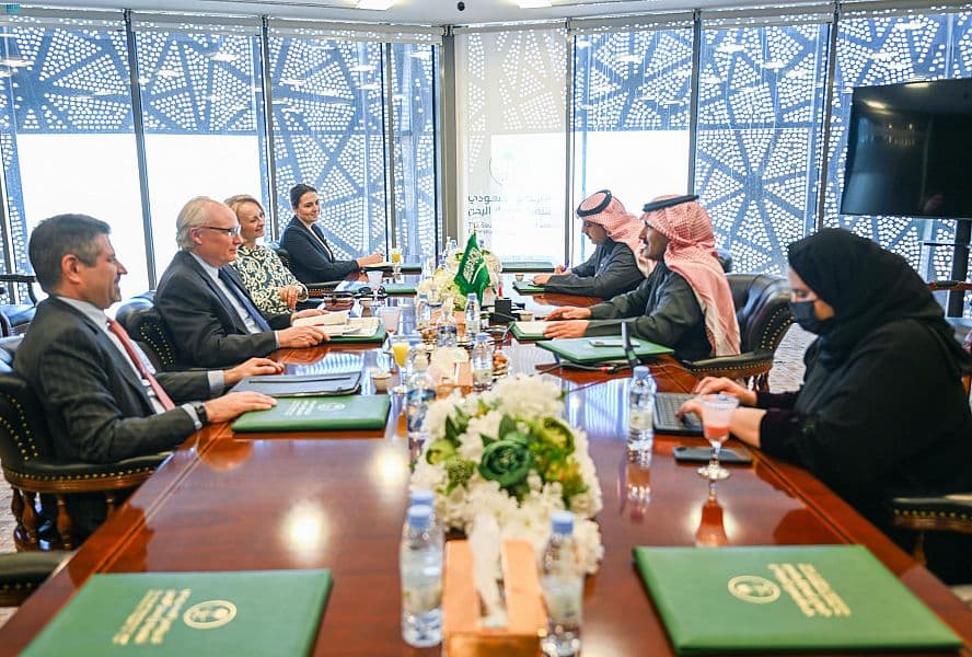 السفير آل جابر يبحث مع المبعوث الأمريكي إلى اليمن دعم سبل التوصل إلى حل سياسي