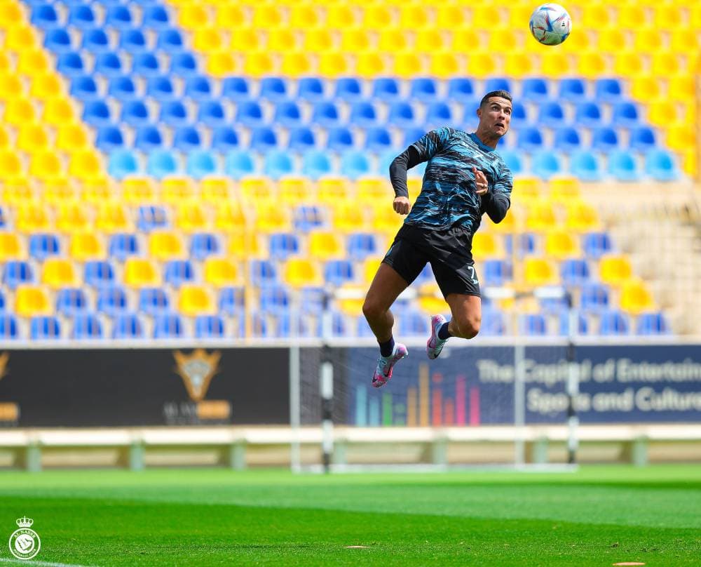 رونالدو يرتقي للكرة خلال التدريب. مركز النصر الإعلامي
