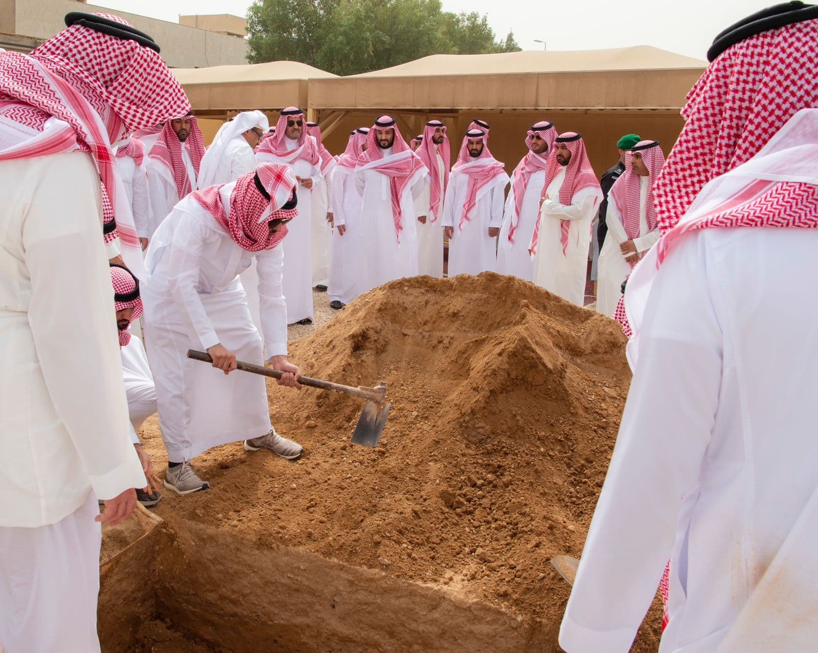 ولي العهد يؤدي صلاة الميت على الأميرة الجوهرة بنت عبدالعزيز